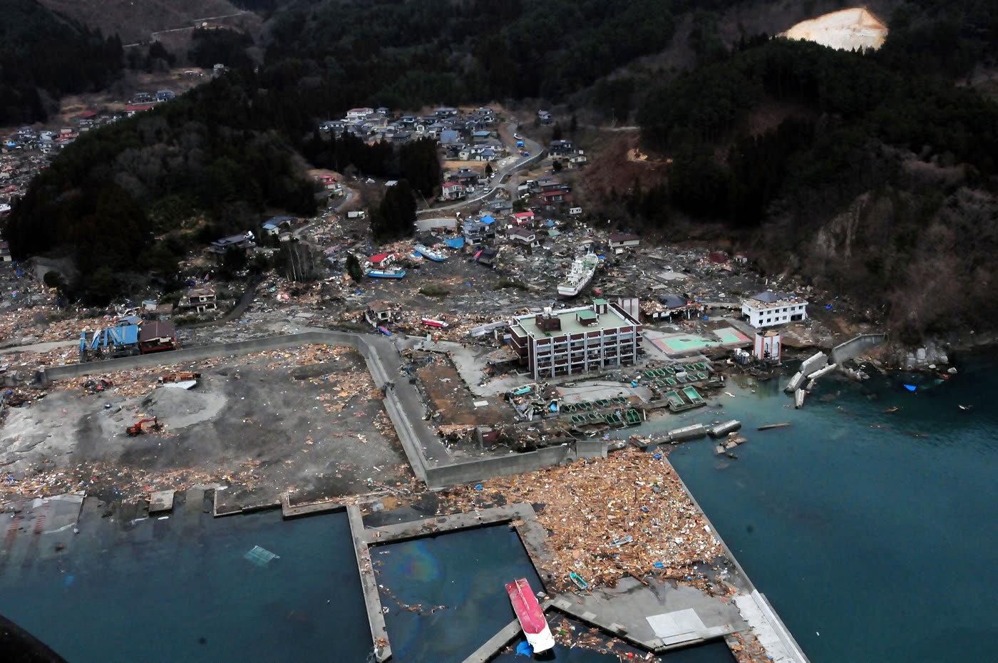 津波の被害を受けた岩手県大槌町の沿岸（2011年3月15日）